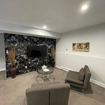 2 Bedroom Suite With Full Kitchen เรเวลสโตก ภายนอก รูปภาพ