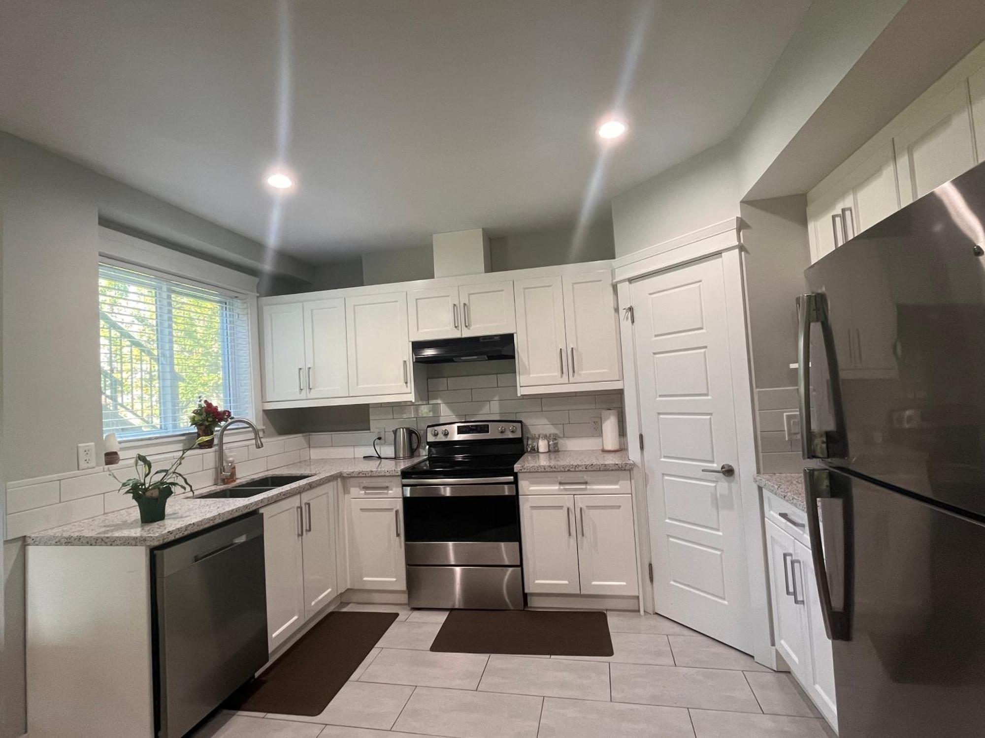 2 Bedroom Suite With Full Kitchen เรเวลสโตก ภายนอก รูปภาพ