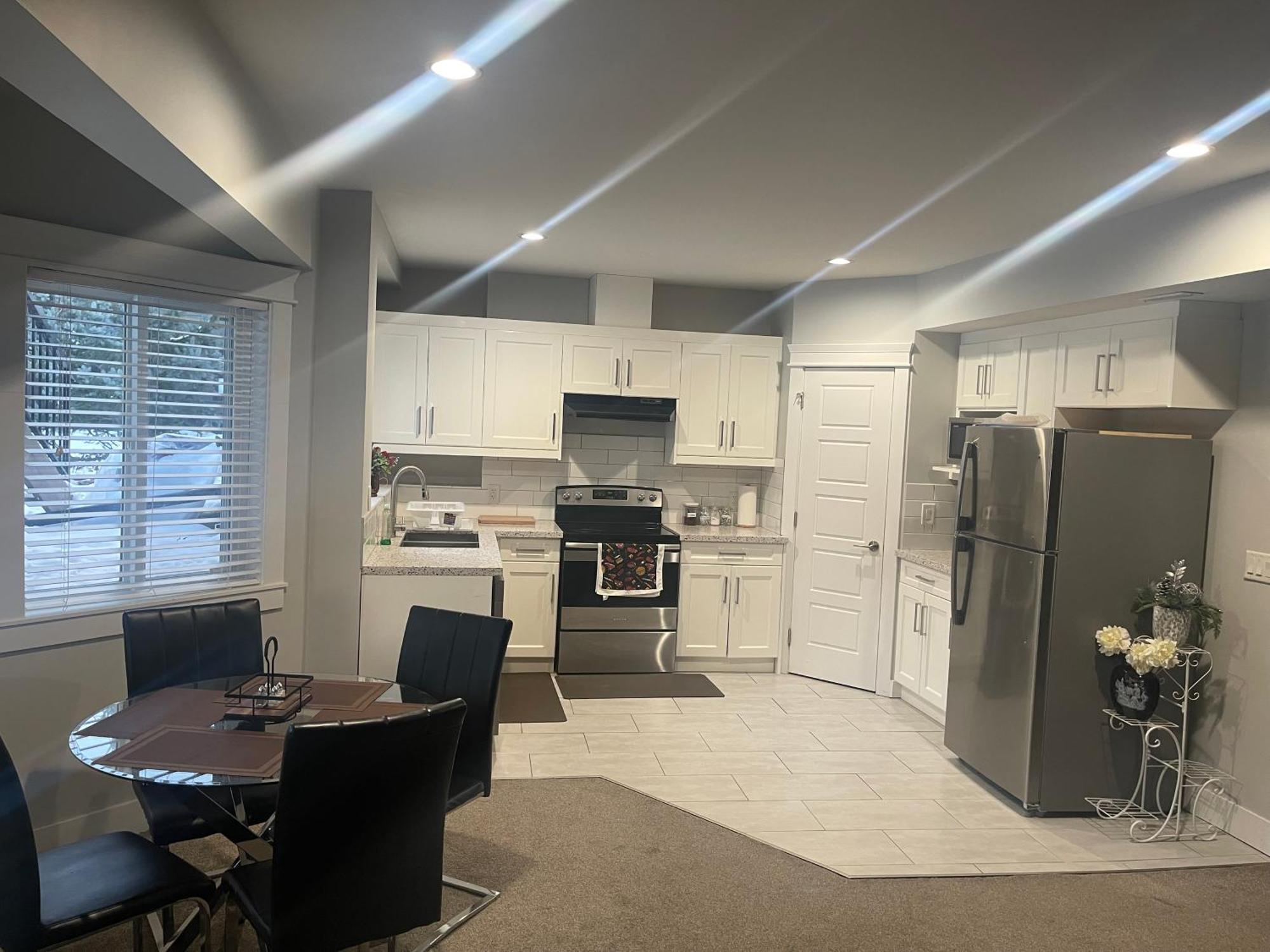 2 Bedroom Suite With Full Kitchen เรเวลสโตก ภายนอก รูปภาพ
